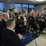Goście zgromadzeni na wernisażu wystawy fotograficznej "Pokazać światu siłę. Kadra narodowa Ukrainy w judo osób niesłyszących"