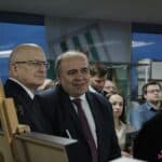 Pan dr Krzysztof Żuk - Prezydent Miasta Lublin w towarzystwie Pana dr Tomasza Bieleckiego, prof. UMCS, Dyrektora Centrum Kultury Fizycznej UMCS, mecenasa wystawy