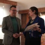 Uścisk dłoni Pani Barbary Lisek oraz Pana Marcina Nowaka, Wiceprzewodniczącego Rady Miasta Lublin, nagrodzonego w kategorii "Przyjazny Urzędnik"