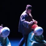 Gospodarz sprawdzający jajka w spektaklu pt. „Brzydkie Kaczątko”