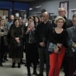 Goście zgromadzeni na wernisażu wystawy fotograficznej "Pokazać światu siłę. Kadra narodowa Ukrainy w judo osób niesłyszących"