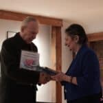 Uścisk dłoni Pani Barbary Lisek oraz Pana Benona Bujnowskiego, nagrodzonego w kategorii "Przyjazny Urzędnik"