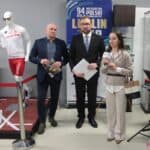 Pani Julia Mozyrev-Skala - manager reprezentacji narodowej Ukrainy; po jej prawej stronie stoi Pan Paweł Markiewicz, kustosz Centrum Historii Sportu w Lublinie