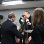 Uścisk dłoni i podziękowania składane Panu Prof. Radosławowi Dobrowolskiemu - JM Rektorowi UMCS przez Pana Oleksandra Zemecheva - Delegata Technicznego Sportowej Federacji Głuchych Ukrainy z Kijowa