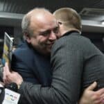 Uścisk Pana Oleksandra Zemecheva - Delegata Technicznego Sportowej Federacji Głuchych Ukrainy z Kijowa oraz Pana dr Tomasza Bieleckiego, prof. UMCS, Dyrektora Centrum Kultury Fizycznej UMCS, mecenasa wystawy