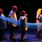 Gospodyni i trzy wyklute kaczątka w spektaklu pt. „Brzydkie Kaczątko”