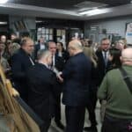 Goście zgromadzeni na wernisażu wystawy fotograficznej "Pokazać światu siłę. Kadra narodowa Ukrainy w judo osób niesłyszących"