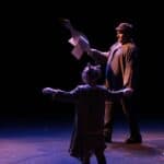 Tytułowe "brzydkie kaczątko" fruwające z łabędziem - scena w spektaklu pt. „Brzydkie Kaczątko”