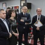 Goście słuchający minirecitalu podczas wernisażu wystawy fotograficznej "Pokazać światu siłę. Kadra narodowa Ukrainy w judo osób niesłyszących"