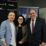 Od lewej stoją uśmiechnięci: Pan Prof. Tomasz Momot, Pani dr Natalia Wilk, Pan dr Tomasz Bielecki