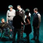 Scena w spektaklu pt. „Przebudzenie”: mężczyzna przedstawia poznaną kobietę pięciorgu swoich przyjaciół