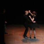 Scena w spektaklu pt. „Przebudzenie”: narzeczony obserwuje, jak wybranka jego serca, tańczy z innym mężczyzną