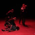 Scena w spektaklu pt. „Przebudzenie”: przyjaciele rozdzielają dwóch walczących ze sobą mężczyzn