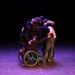 Scena w spektaklu pt. „Przebudzenie”: cała grupa przyjaciół złączona jest w uścisku