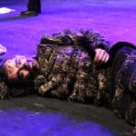 Na scenie leży aktor w przebraniu, odgrywający tytułową rolę kota w spektaklu pt. „Kot w butach”