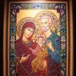 Wiszący na ścianie "Galerii po 111 schodach" obraz Świętej Rodziny, wykonany techniką haftu diamentowego, autorstwa Urszuli Porębskiej ze Stowarzyszenia "Drgawka"