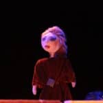 Kukiełka kobiety w spektaklu pt. „Zupa z kamienia”