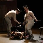 Scena w spektaklu pt. „Chory Kotek”: dwie aktorki przebrane w stroje myszek "harcują" obok śpiącego, chorego kotka