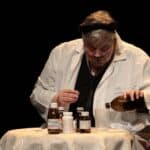 Scena w spektaklu pt. „Chory Kotek”: koci doktor odmierza dawkę leku dla chorego kotka