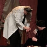 Scena w spektaklu pt. „Chory Kotek”: doktor podaje lekarstwo choremu kotkowi