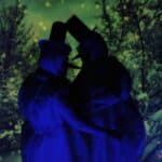 Scena ze spektaklu pt. „Pewna historia bałwanka”: uścisk dwóch bałwanków w zimowej scenerii