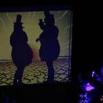 Scena ze spektaklu pt. „Pewna historia bałwanka”: ekran multimedialny ukazujący cienie bałwanków w blasku słonecznym