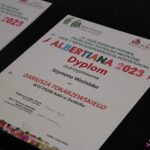 Pamiątkowy dyplom 23. Ogólnopolskiego Festiwalu Twórczości Teatralno-Muzycznej Osób z Niepełnosprawnością Intelektualną ALBERTIANA 2023 dla Dariusza Tokarzewskiego za przygotowanie Szymona Woźniaka