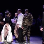 Ogłoszenie wyników II etapu eliminacji regionalnych, na scenie stoją Artur Pałyga oraz rozmawiający z Nim aktorzy Teatru Azumi z SOSW w Dorohusku