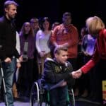 Ogłoszenie wyników II etapu eliminacji regionalnych, na scenie wyróżniona słodkim upominkiem - grupa Invictus z Warsztatów Terapii Zajęciowej CARITAS Archidiecezji Lubelskiej w Chełmie