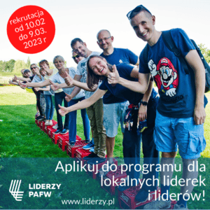 11 uśmiechniętych osób obu płci stojących w rzędzie z wyciągniętymi ku górze kciukami