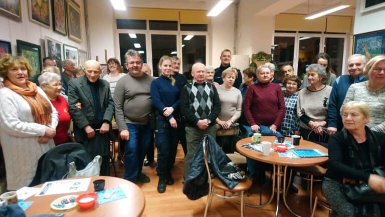 Zdjęcie grupowe Członków Stowarzyszenia Osób Niepełnosprawnych "Otwarty Krąg" z Kurowa ze styczniowego spotkania z funkcjonariuszami prewencji