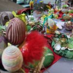 Ozdoby wielkanocne na stoisku wystawienniczym Lubelskiego Oddziału Okręgowego PCK