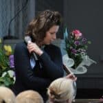 Pani Agnieszka Betlej, Przedstawicielka firmy Ascensia Diabetes przykładająca smartfon do swojego lewego ramienia w celu odczytania wyników pomiaru w aplikacji mobilnej