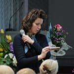 Pani Agnieszka Betlej, Przedstawicielka firmy Ascensia Diabetes odczytująca wynik pomiaru w aplikacji mobilnej na smartfonie