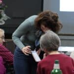 Pani Agnieszka Betlej, Przedstawicielka firmy Ascensia Diabetes pokazująca wynik pomiaru w aplikacji mobilnej na smartfonie Członkini Stowarzyszenia