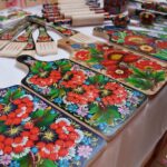 Ręcznie malowane drewniane deski kuchenne na stoisku Dzielnicowego Domu Kultury „Bronowice”