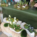 Kompozycje roślinne i kwiatowe na stoisku wystawienniczym Uniwersytetu Przyrodniczego