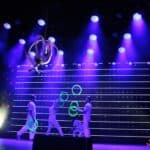 Występ artystów z Fundacji Sztukmistrze - żonglerka fluorescencyjnymi obręczami