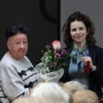 Od lewej: Pani Elżbieta Sagan, Prezes Polskiego Stowarzyszenia Diabetyków Oddział Wojewódzki w Lublinie oraz Pani Agnieszka Betlej, Przedstawicielka firmy Ascensia Diabetes; moment wręczenia kwiatów z podziękowaniami za przeprowadzony wykład