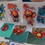 Ręcznie malowane kartki na stoisku Dzielnicowego Domu Kultury „Bronowice”