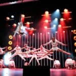 Akrobacje podczas występu artystycznego Fundacji Sztukmistrze i Rewii Dziecięcej Sylaba