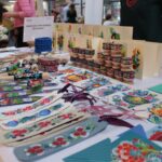 Ręcznie malowane przedmioty na stoisku Dzielnicowego Domu Kultury „Bronowice”