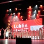 Finał występu artystycznego Fundacji Sztukmistrze oraz Rewii Dziecięcej Sylaba w reżyserii Jakuba Szweda, z choreografią Katarzyny Janus