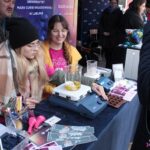 Eksperymenty chemiczne na stoisku wystawienniczym Uniwersytetu Marii Curie-Skłodowskiej