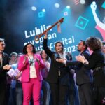 Pani Beata Stepaniuk-Kuśmierzak - Zastępca Prezydenta Miasta Lublin ds. Kultury, Sportu i Partycypacji, Pełnomocnik Prezydenta Miasta Lublin ds. Europejskiej Stolicy Młodzieży unosząca w górę otrzymany symboliczny klucz