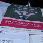 Publikacja autorstwa Anny Bieganowskiej-Skóry pt. "Savoir - vivre wobec osób z niepełnosprawnościami" na stoisku Uniwersytetu Marii Curie-Skłodowskiej