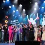 Zgromadzona na scenie Chatki Żaka Młodzież, władze miasta i zaproszeni Goście