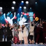 Grupa szczęśliwej Młodzieży z uniesionym w górę symbolicznym kluczem