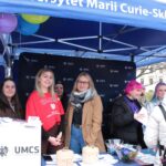 Reprezentantki Akademickiego Centrum Wsparcia na stoisku wystawienniczym Uniwersytetu Marii Curie-Skłodowskiej