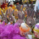 Zajączki na stoisku Placówki Wsparcia Dziennego „Jutrzenka”